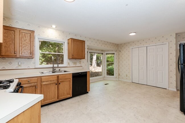 Building Photo - Four Bedroom Home!