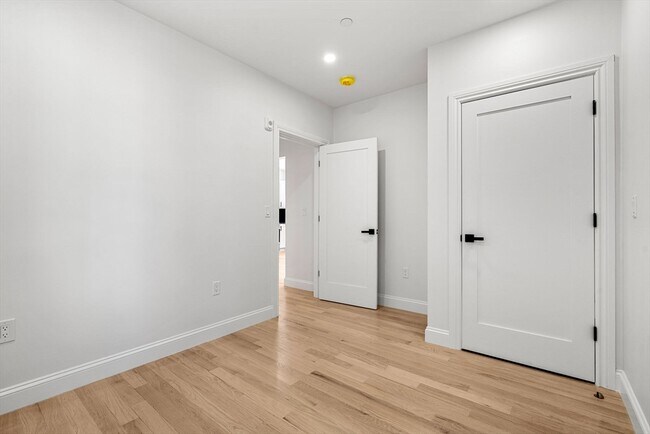 Building Photo - 53 Dustin St