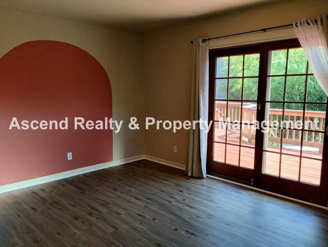 Building Photo - *Price Drop & Move In Special* One Level O...