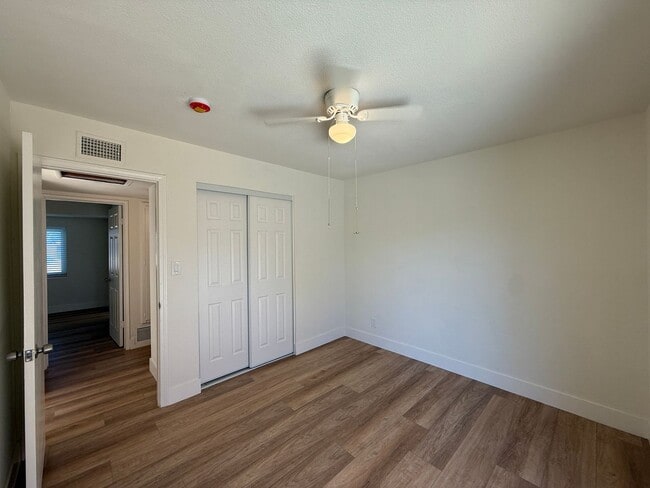 Building Photo - 1105 E Ave J 4