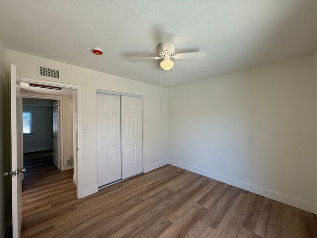Building Photo - AV T 1105