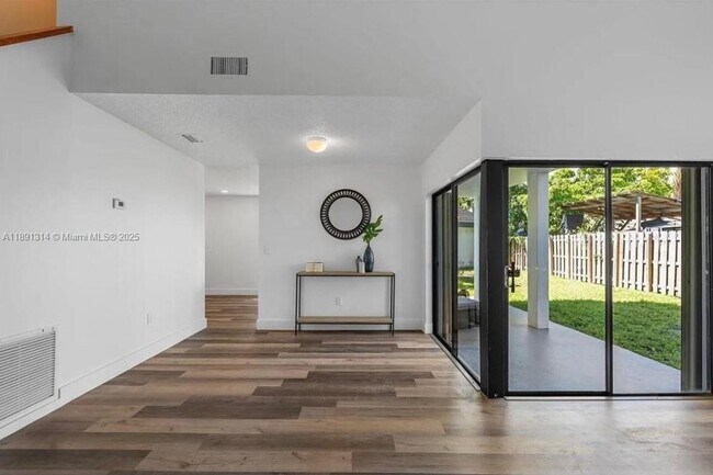 Building Photo - 2512 SW 113th Ct