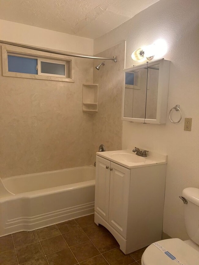 Building Photo - (837) 27th Street Apartments - 1 Bedroom /...