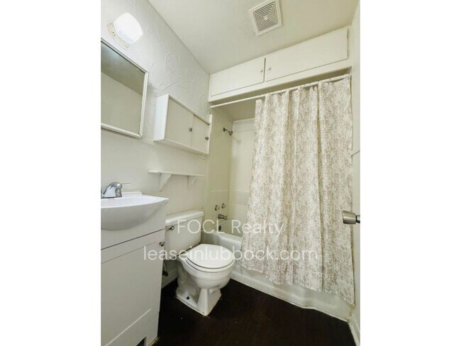 Building Photo - 2 bedroom, 1 bath - Large back yard