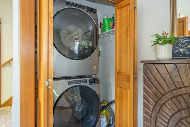 Building Photo - Charming 2-Bed, 2-Bath Loft Home in Old To...