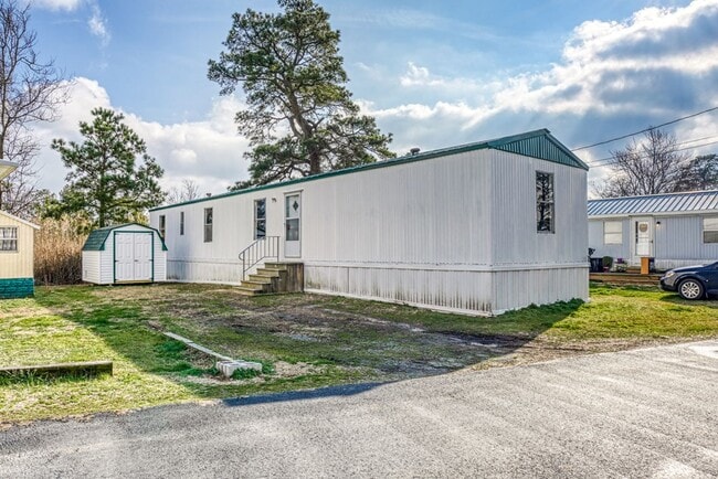 Building Photo - 6266 Magnolia Dr