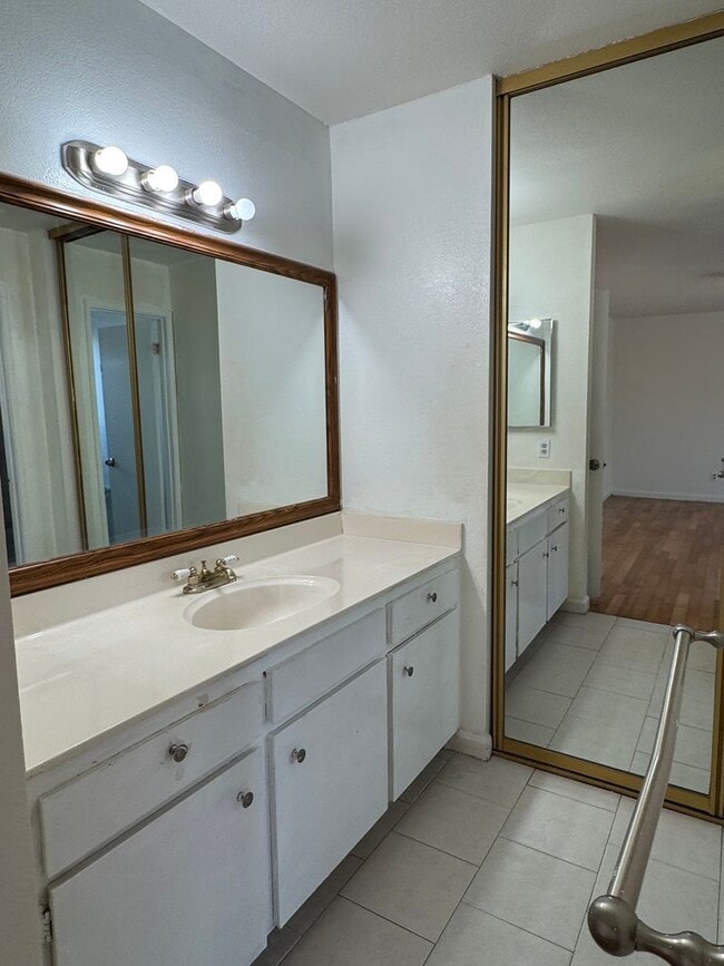 Building Photo - Single story home with low maintenance lan...