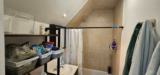 Building Photo - 1.5 Bed Spacious Top-Floor Allston apt!