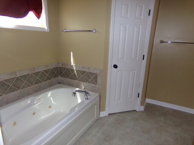 Building Photo - Beautiful 3 Bed 3.5 Bath Xenia Home!