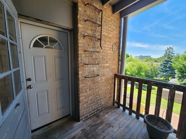 Building Photo - Spacious Renovated Top Floor 2bed/1bath In West Rogers Park