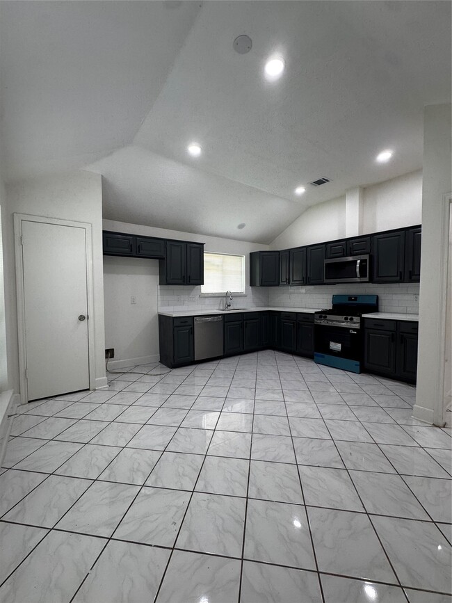 Building Photo - 2203 Bisontine St