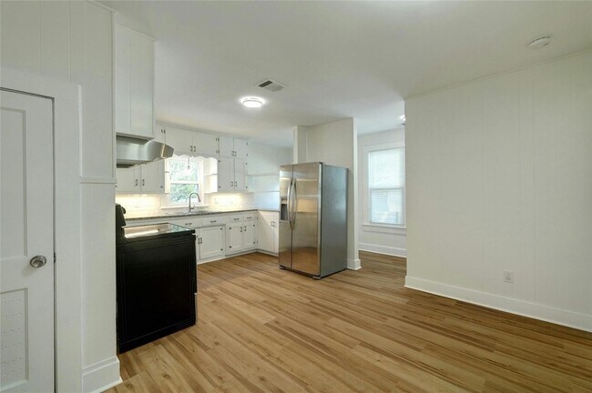 Building Photo - 1102 Hackberry St