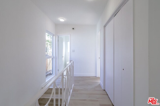 Building Photo - 823 S Detroit St