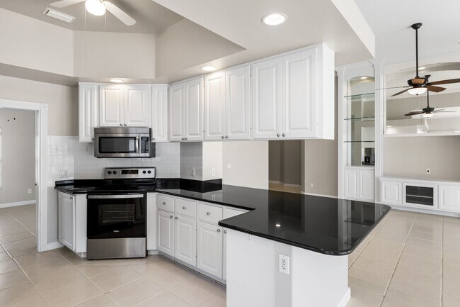 Building Photo - ** ISLAND WALK ** 3 BED + DEN / 2.5 BATH -...