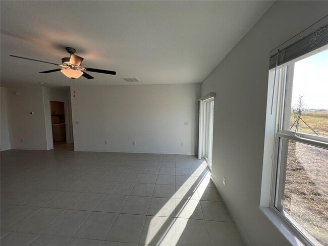 Building Photo - Stunning 5 Bed/2.5 Bath Home in Wesley Chapel with 2869 sq ft - Must See!