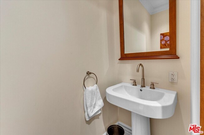 Building Photo - 5310 Leghorn Ave