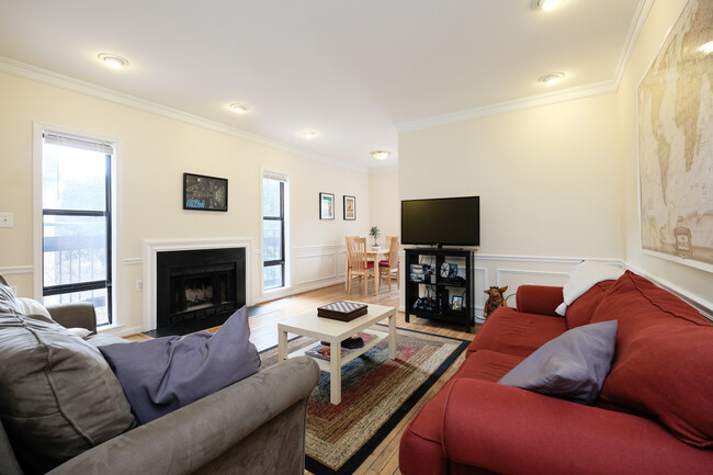 Primary Photo - 2 Bed / 1 Bath apartment available immedia...