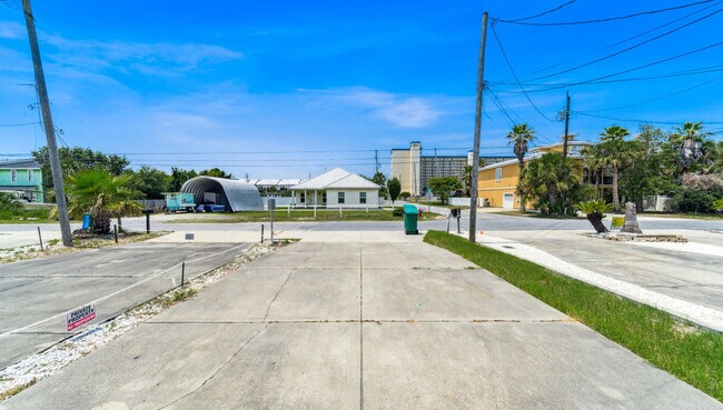 Building Photo - 5726 Beach Dr