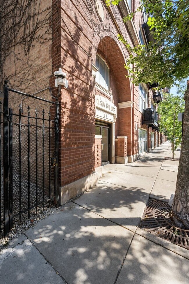 Building Photo - 1500 W Monroe St