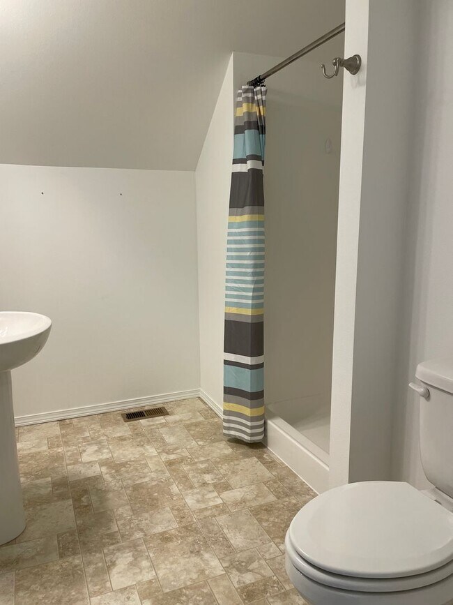 Building Photo - Beautiful 2 Bedroom 1.5 Bath 2 Story Home-...