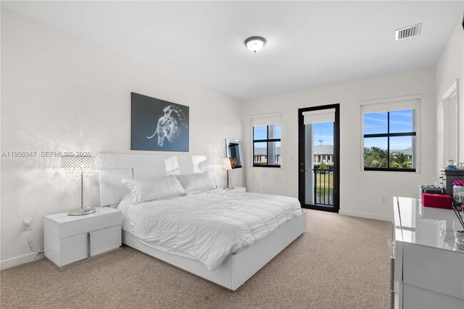 Building Photo - 6005 NW 104th Path