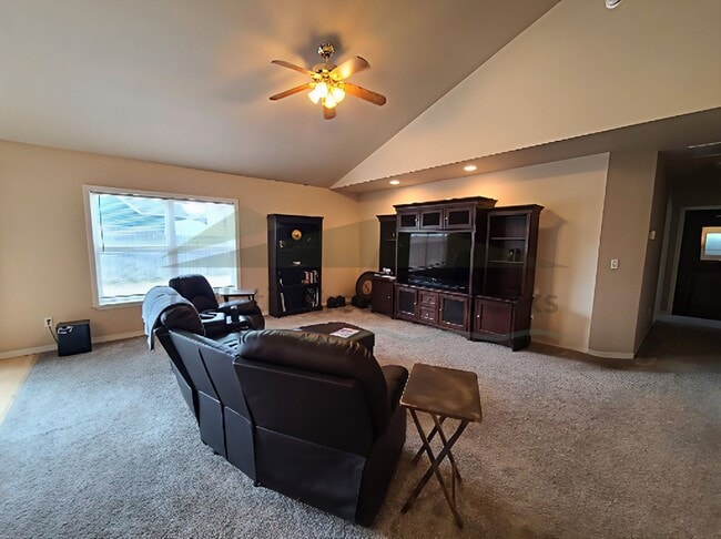 Building Photo - 3 Bedroom 2 Bathroom Home