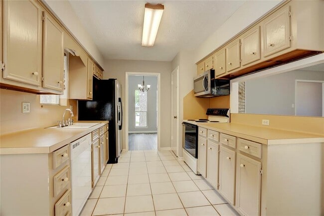 Building Photo - 25703 Pepper Ridge Ln
