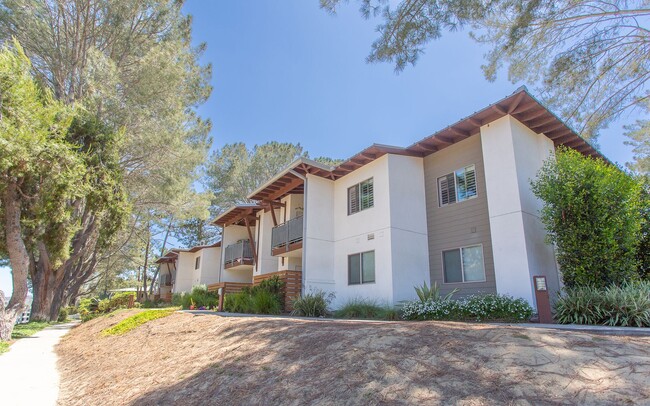 Building Photo - Sleek and Stylish 2 Bedroom Condo in Encin...