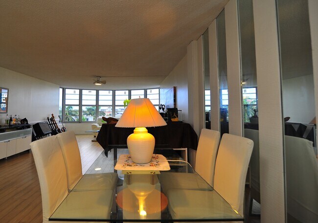 Building Photo - 3051 NE 48th St