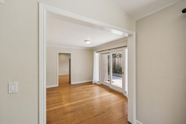 Building Photo - 309 Walsh Rd