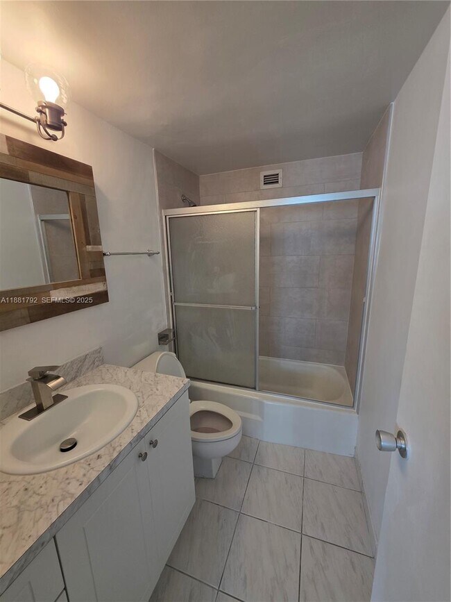 Building Photo - 905 Brickell Bay Dr