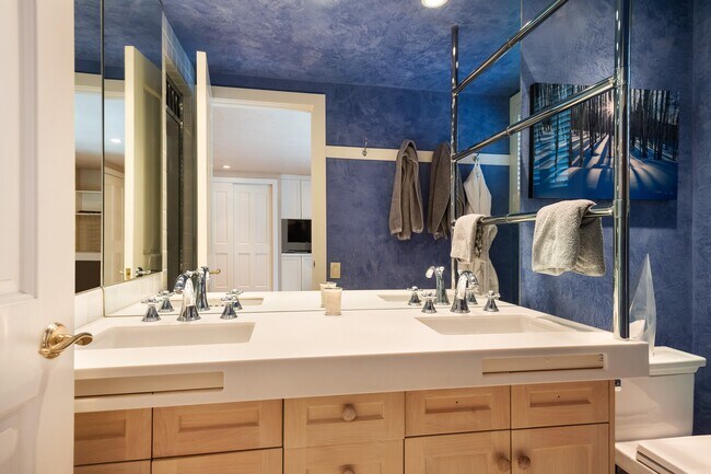 Building Photo - 437 W Smuggler St