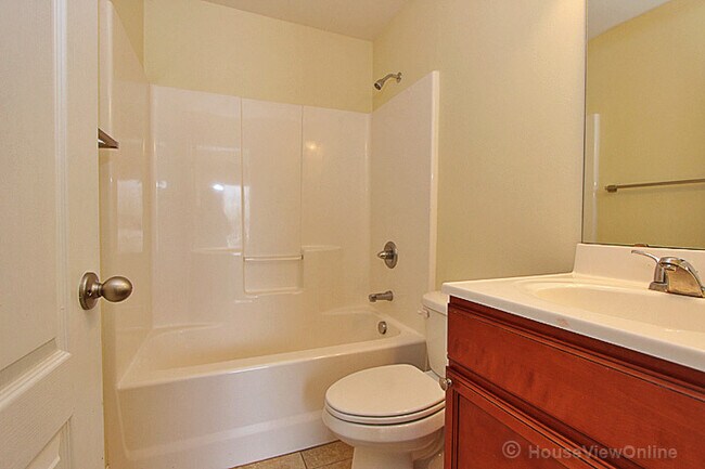 Building Photo - Founders Court 135/137