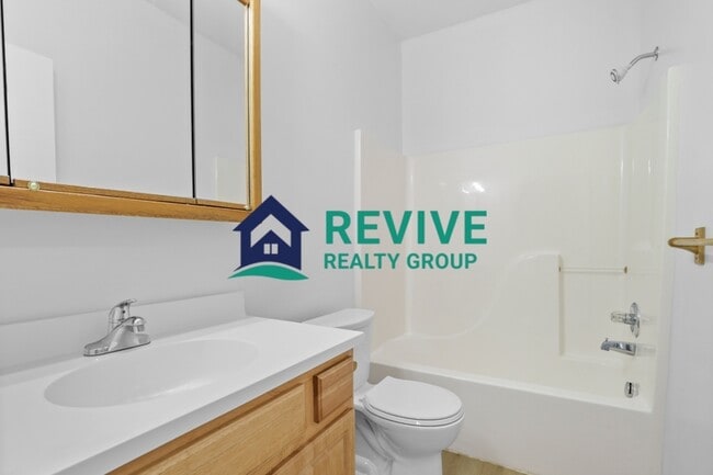 Building Photo - 15715 Parkway Ln