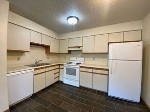 Building Photo - $975 | 2 Bedroom, 1 Bathroom Apartment | P...