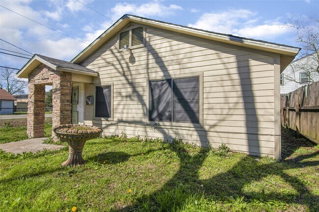 Building Photo - 4401 Elmwood St