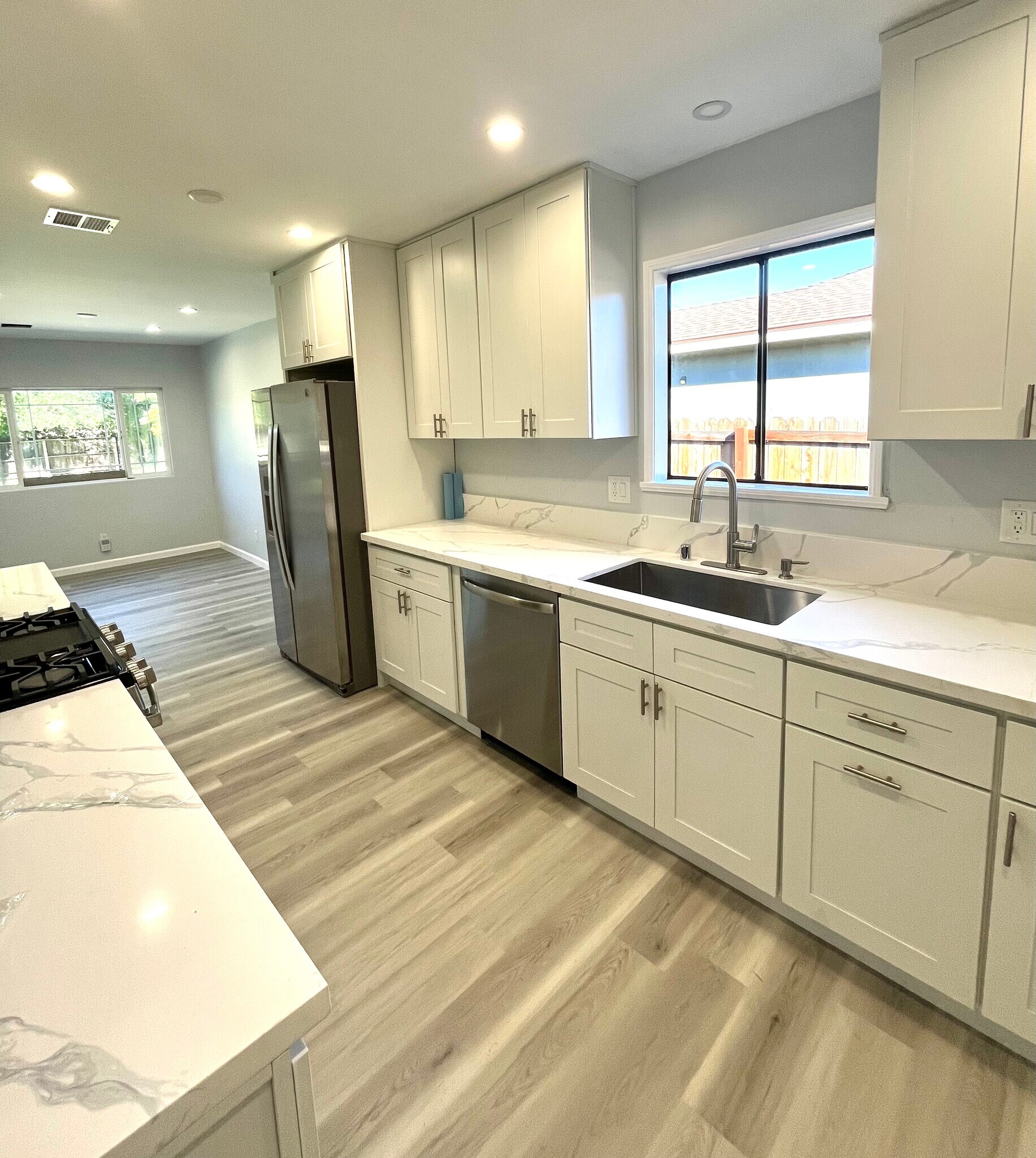 Kitchen/dinning area - 15853 Stare St