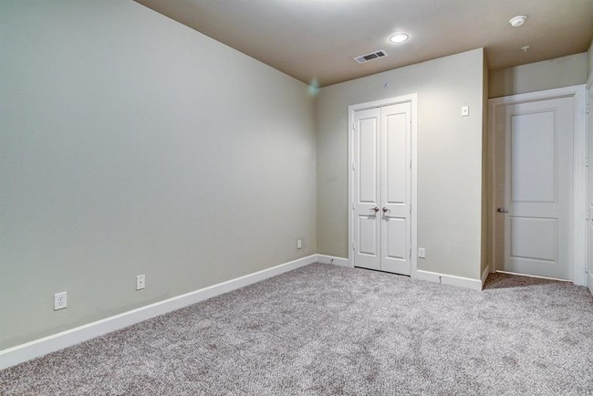 Building Photo - 2800 Sandage Ave