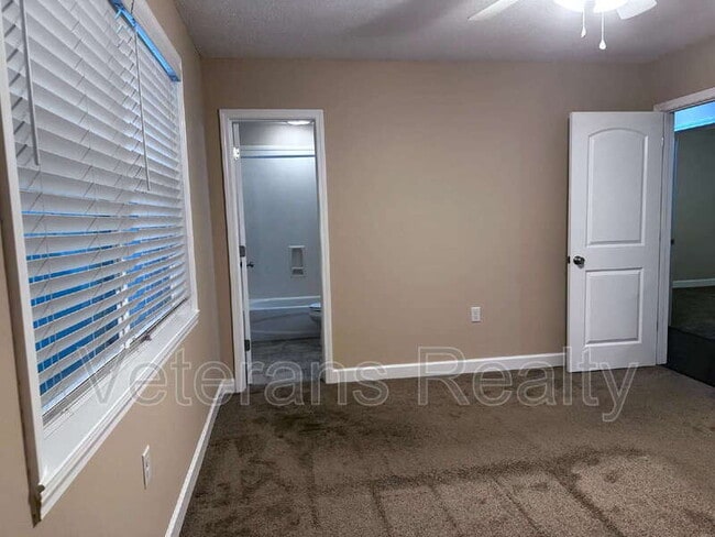 Building Photo - 784 Holly Hills Dr