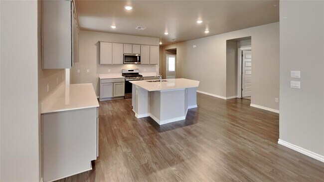 Building Photo - 2740 Dennis Dr