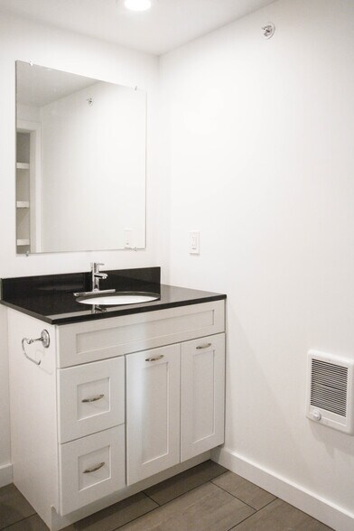 Building Photo - 548 Main St