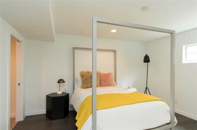 Building Photo - 1410 Hyde Park Blvd