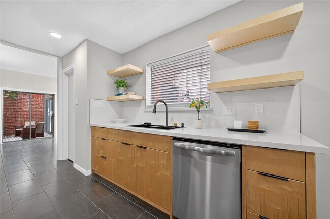 Building Photo - 7447 Cambridge St