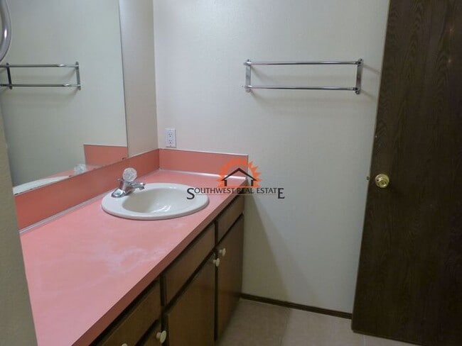 Building Photo - Spacious 2 bedrooms 1 bathroom Apartment.