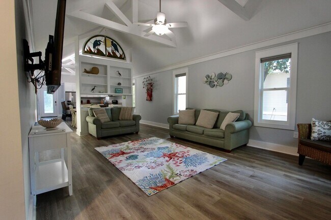 Building Photo - 8 Sally Ln