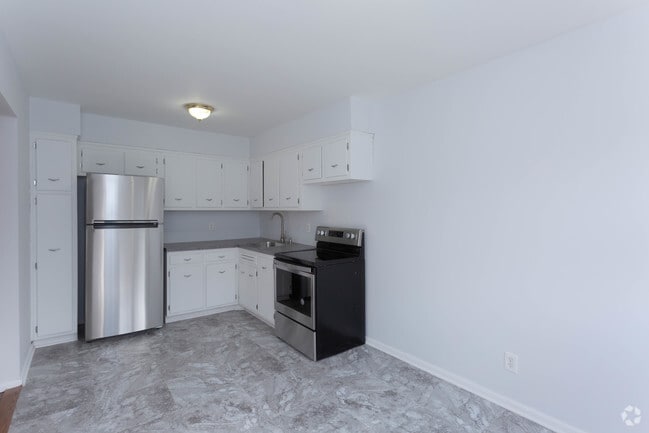 1BR,1BA -850SF Eat in Kitchen - 451 Main St