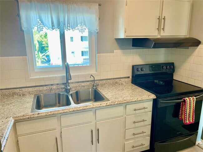 Building Photo - 1625 Leisure Dr