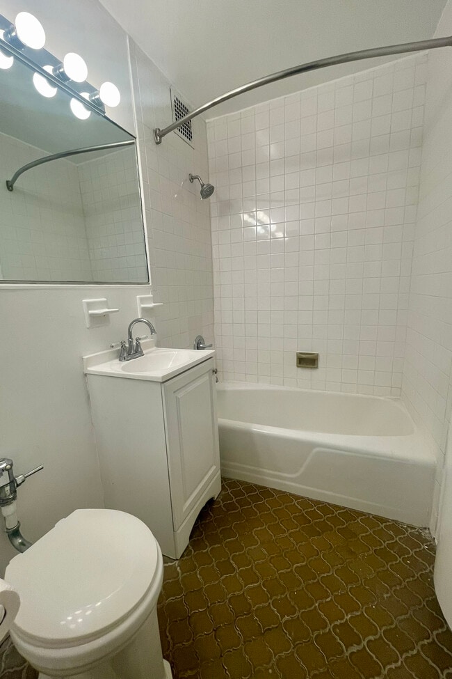 Building Photo - 41 W 71st St