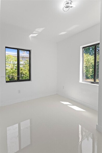 Building Photo - 1640 NE 183rd St