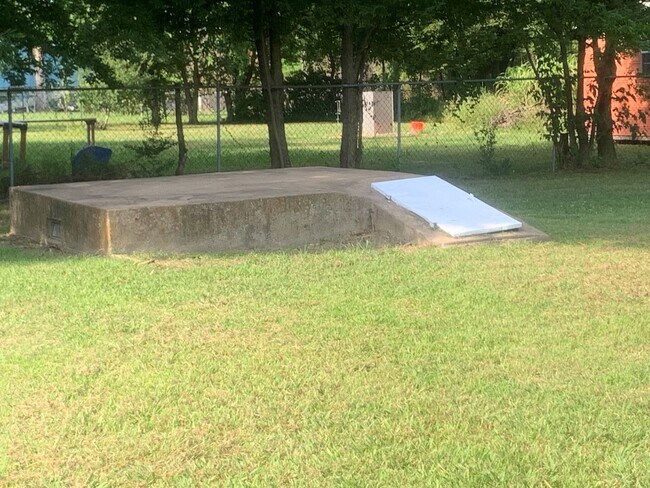 Building Photo - Come check out this super clean 3 bed, 2 b...